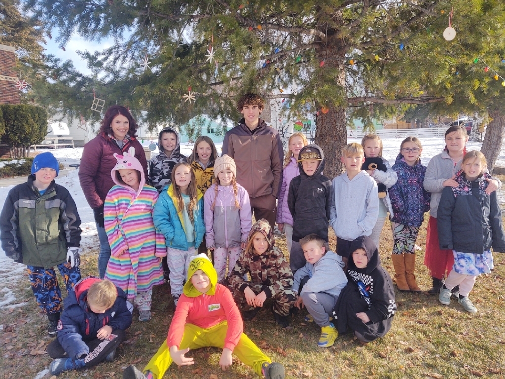 students and teacher underneath the tree